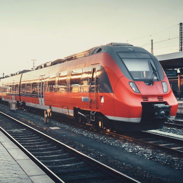 LMPositif's tweet photo. 🇩🇪 En Allemagne, 1,8 million de tonnes de CO2 ont été économisées grâce au titre de transport mensuel à 9€ qui permettait de voyager de manière illimitée en trains et en transports communs à l’intérieur du pays cet été ! ❤️ (AFP) https://t.co/ZsjfHxRyLR