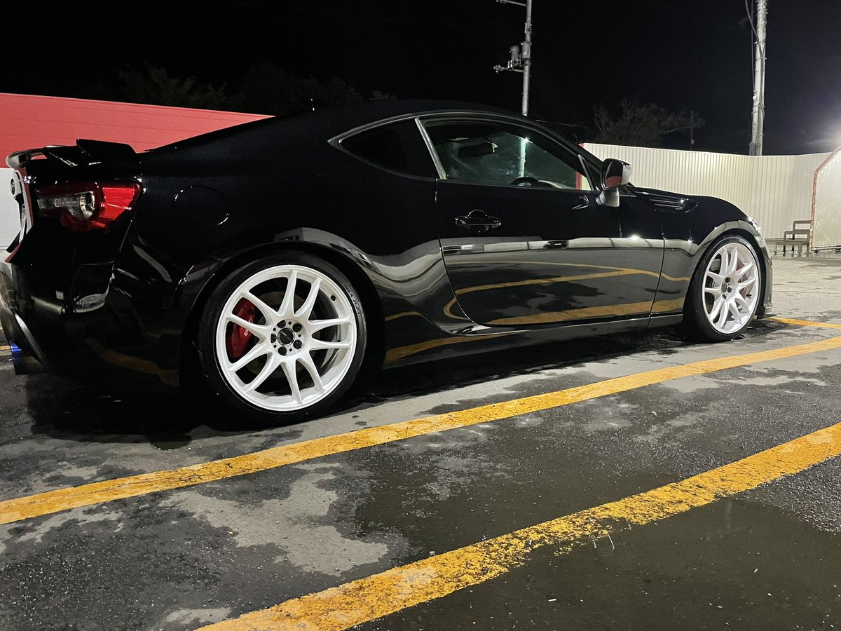 naopon4649's tweet photo. 買った時に着いてたwork emotion履かせた！
白ホイール結構良いね👍
#スバル 
#BRZ
#zc6 https://t.co/IqayFiyWAJ
