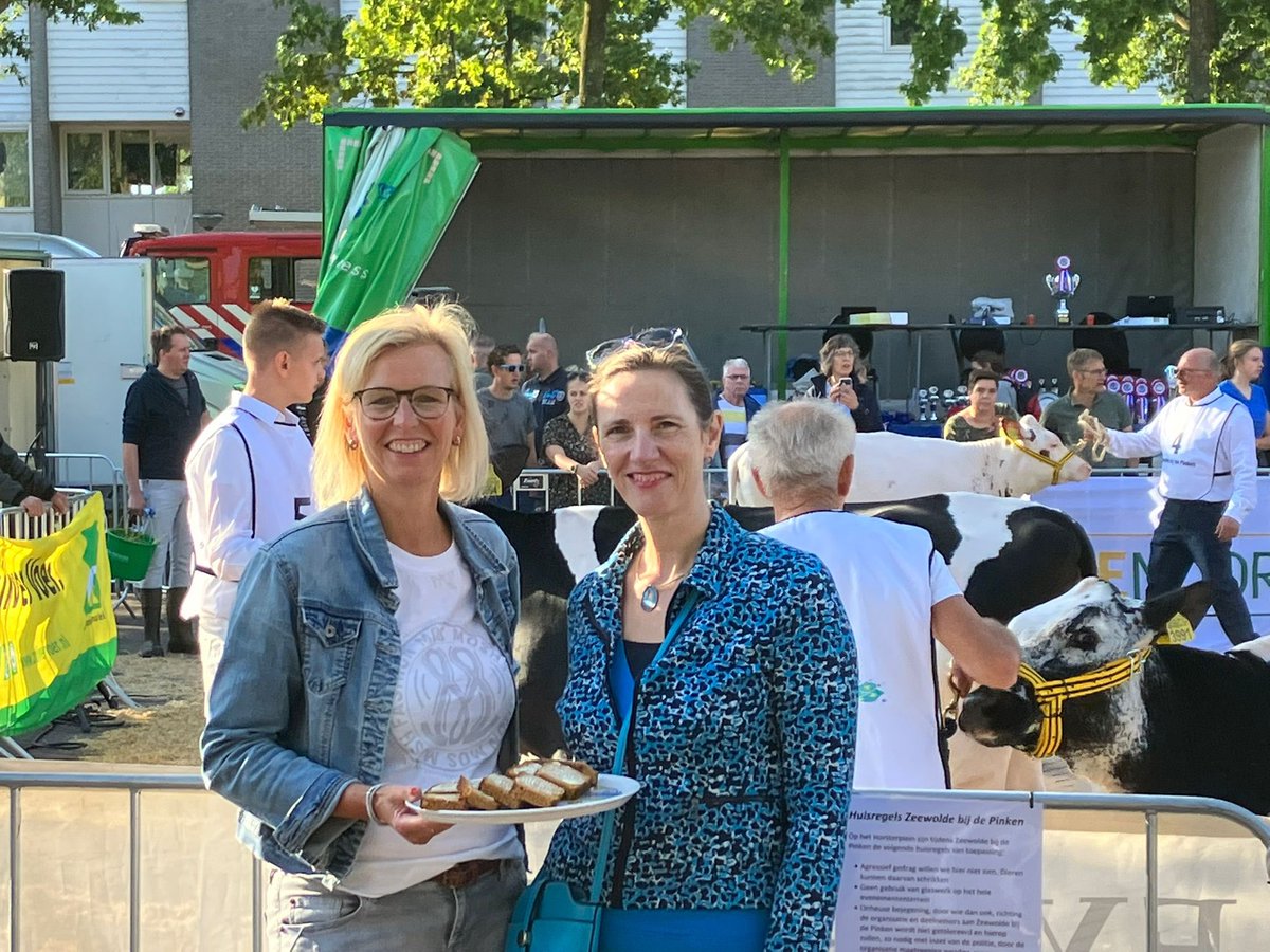 VVDZeewolde's tweet photo. Tijdens Pinkendag spraken we vele boeren, boerinnen en burgers over de stikstof crisis. Het luisteren werd gewaardeerd, de ontbijtkoek ook👍

VVD Zeewolde is trots op de boer!
Oplossingen die onze boeren en natuur perspectief bieden, vragen om goed overleg. https://t.co/Z5FWqjqMTS
