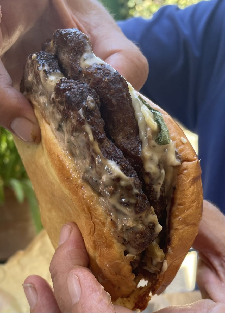 alvarete10's tweet photo. @burgerking_es el 26/08 pedi 3 hamburguesas las cuales me llegaron quemadas, lo reclamé en la app y no he tenido respuesta, que pasa?espero una solucion https://t.co/FGiYpsXda2