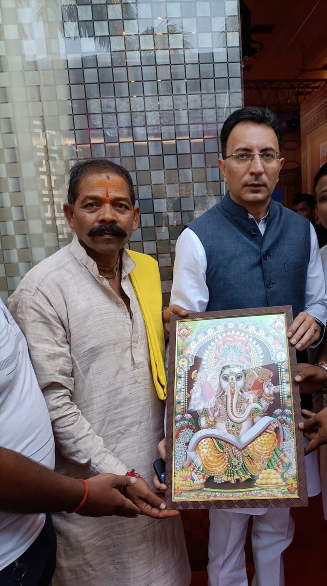RamNiwasMishr17's tweet photo. जय_परशुराम
आज ब्राह्मण चेतना परिषद के संरक्षक माननीय श्री @JitinPrasada जी के बरेली आगमन पर, उन्हें भगवान श्री गणेश जी प्रतिमा को भेट कर अपने साथियों के साथ स्वागत किया।
#जय_परशुराम 
पंडित राम निवास मिश्रा
जिला अध्यक्ष – ब्राह्मण चेतना परिषद, बरेली, उत्तर प्रदेश, भारत https://t.co/Nq8amisW6M