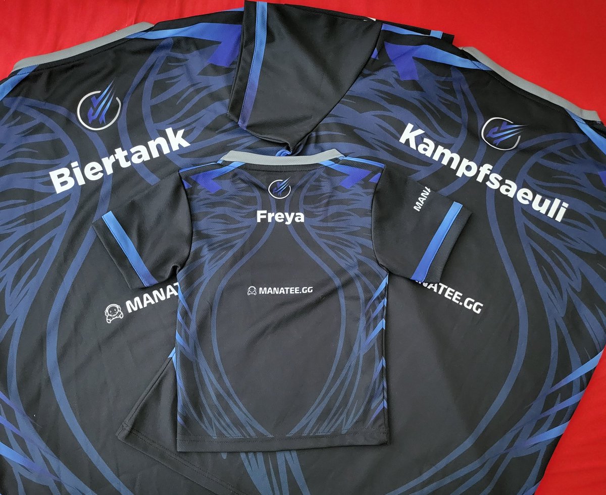 Und plötzlig isch me e Gaming Daddy 🥰 unberschriiblig. Dangge <a href="/EsportsLct/">LetsCarryThis Esports</a> <a href="/KouMichel_/">KouMichel</a>  <a href="/LCT_Fenrir/">Fenrir</a> für s erschte Trikot vo de Tochter 😍 
Jetzt ligts am <a href="/kampfsaeuli/">Kampfsäuli</a> und mir, us ihre e Gamere z mache 😅
#happy