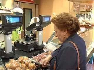 ▶️SE METIERON CON LA GENERACION EQUIVOCADA

En la fila del supermercado, el cajero le dice a una señora mayor que debería traer su propia bolsa, ya que las bolsas de plástico no son buenas para el medio ambiente.
La señora pide disculpas y explica: Es que no había esta moda verde