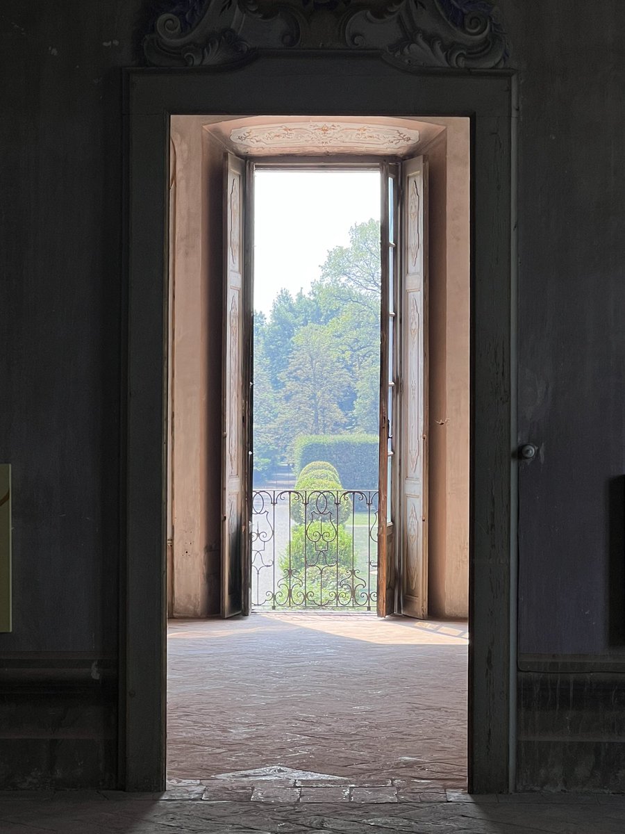 DrMaxKoss's tweet photo. Angela Lyn @VillaArconati. #AtTheEdgeOfTime 2/3 https://t.co/cQe9ZDMHF8