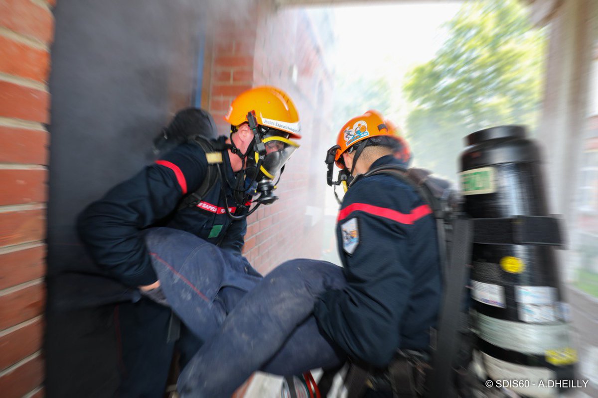 #LeSaviezVous Si vous avez entre 11 et 18 ans, vous pouvez devenir jeune sapeur-pompier ! 
👉 Apprentissage des #GestesQuiSauvent, des manœuvres incendie mais aussi des valeurs de solidarité et d’entraide... Ils sont 29 200 partout en 🇫🇷.
Plus d’infos 👉 interieur.gouv.fr/Le-ministere/S…