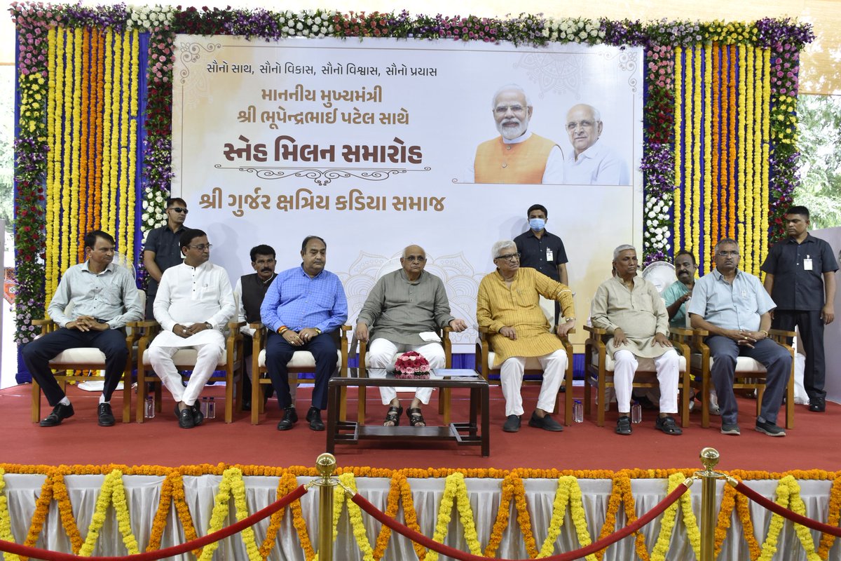 Bhupendrapbjp's tweet photo. ગાંધીનગર ખાતે શ્રી ગુર્જર ક્ષત્રિય કડિયા સમાજ સાથે સ્નેહમિલનમાં સહભાગી થવાનો અવસર મળ્યો. સમાજના લોકો આધુનિક વિશ્વ સાથે કદમતાલ મિલાવી રાજ્ય અને દેશના વિકાસમાં મહત્વપૂર્ણ યોગદાન આપી રહ્યા છે, ત્યારે પ્રગતિના પંથે તેમની આગેકૂચ અવિરત રહે તેવી શુભકામના પાઠવી. https://t.co/sBkJUldN6Y