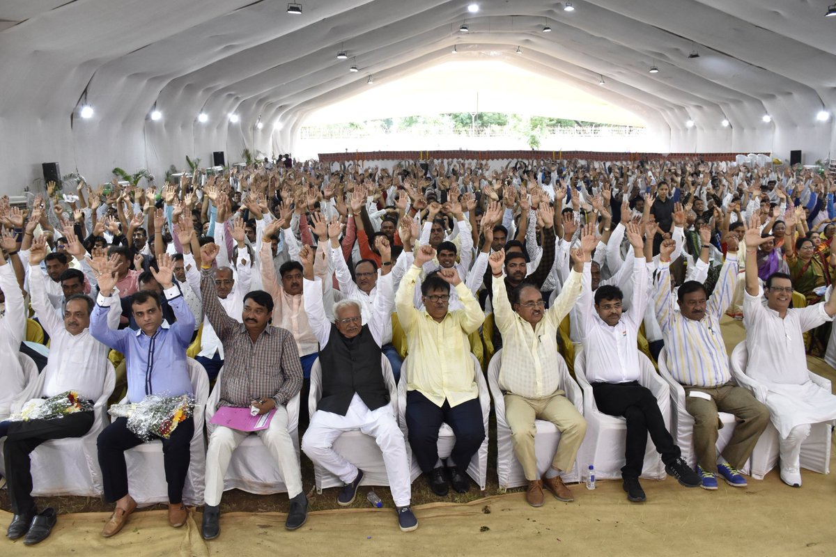 Bhupendrapbjp's tweet photo. ગાંધીનગર ખાતે શ્રી ગુર્જર ક્ષત્રિય કડિયા સમાજ સાથે સ્નેહમિલનમાં સહભાગી થવાનો અવસર મળ્યો. સમાજના લોકો આધુનિક વિશ્વ સાથે કદમતાલ મિલાવી રાજ્ય અને દેશના વિકાસમાં મહત્વપૂર્ણ યોગદાન આપી રહ્યા છે, ત્યારે પ્રગતિના પંથે તેમની આગેકૂચ અવિરત રહે તેવી શુભકામના પાઠવી. https://t.co/sBkJUldN6Y