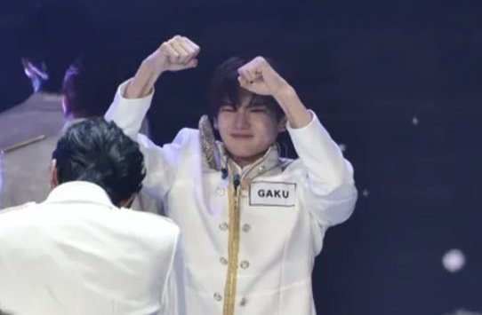 joranghae's tweet photo. the way he tried to smile infront of the official members even though he was crying reminds me of ilander hanbin leaving the stage. https://t.co/gThXDmmpgo