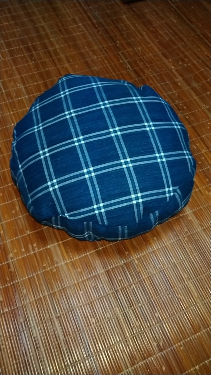 #手作りクッション
今日、久しぶりに作りました。
ちょっと固めに作ってあります。