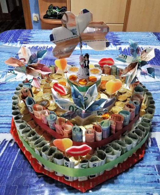 dragica12's tweet image. Danes vas pa veliko praznuje...Vse najboljše #modrec...🤝🍀🍾🎂
Torta za tebe, tistega ženina in nevesto na njej pa spreglej...😉