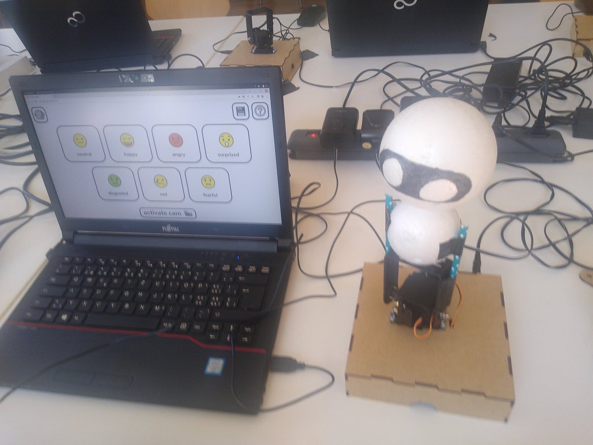 twtomcat's tweet photo. Im Workshop von @amuxel experimentieren die Kinder mit selbergebauten robotischen Wesen, denen grafisch Leben eingehaucht werden kann. Eine Kamera interpretiert dann die Mimik des Bedieners und setzt es in Bewegung des Körpers um. @hybridthingslab @HS_Augsburg #ROBODADA https://t.co/78CIh3FG41