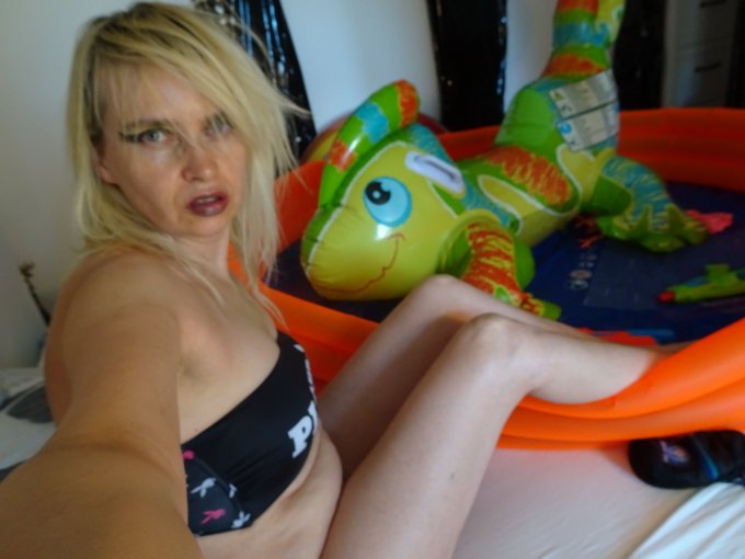 No idea 💡 why these photos got so many views on youtube? I was just in the right moment. #selfie #bestager<a href="/tag/selfie"class="tags"><span>#selfie</span></a><a href="/tag/bikini"class="tags"><span>#bikini</span></a><a href="/tag/blonde"class="tags"><span>#blonde</span></a><a href="/tag/40plus"class="tags"><span>#40plus</span></a><a href="/tag/artistontwitter"class="tags"><span>#artistontwitter</span></a>