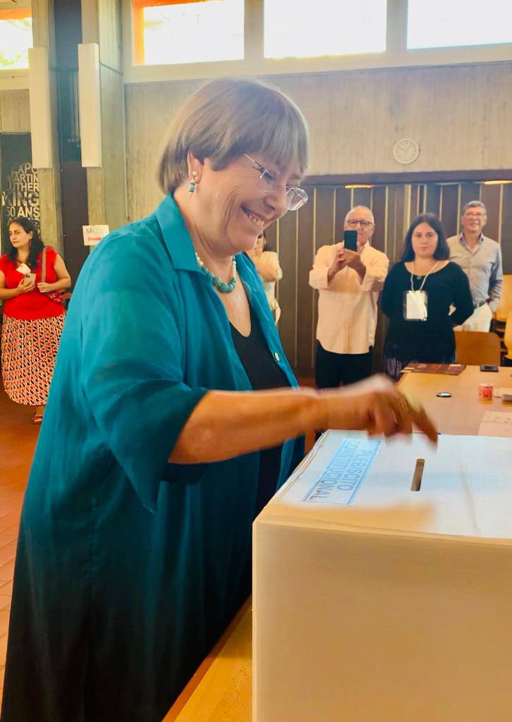 Tal como nos contó en la franja, hoy <a href="/mbachelet/">Michelle Bachelet</a> llegó a votar a Ginebra 👏 Empezamos este día con la esperanza y con los ojos del mundo puestos en Chile ❤🇨🇱

#ElCambioEsHOY