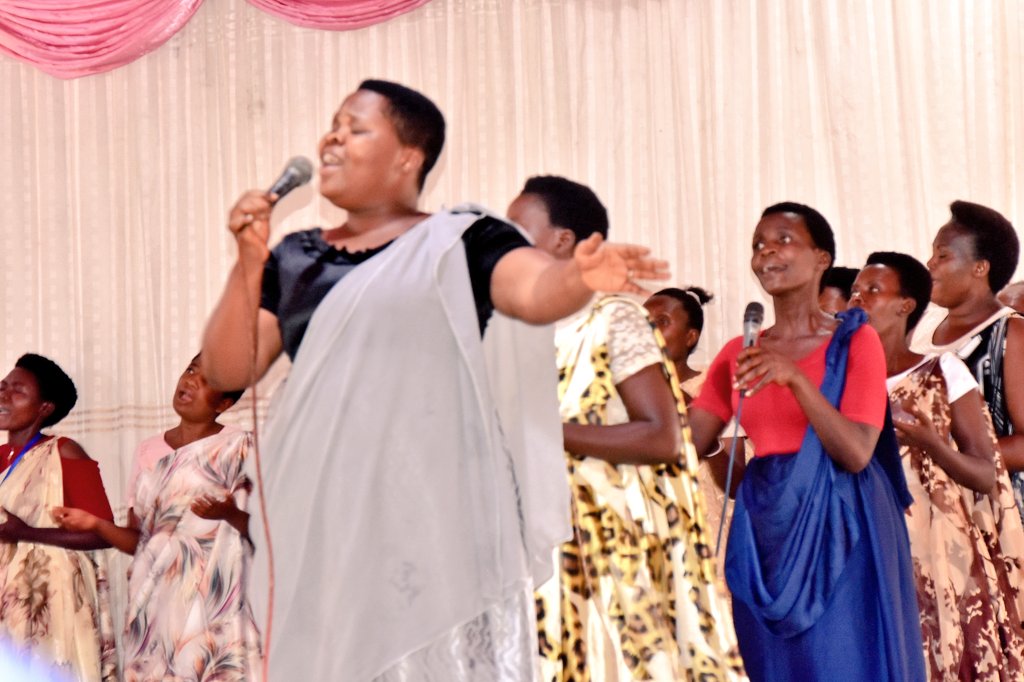 RTNBurundi's tweet photo. Dans ses salutat° adressées aux fidèles de l'église #FECABU @HonSinzohagera rappelle les recommandat° issues de sa mission effectuée en Afrique du Sud où les Représentants d parlements d'Afrique ont échangé sur la situat° du COVID-19 en Afrique&la sécurité alimentaire en Afrique. https://t.co/EbnGGsXd9x