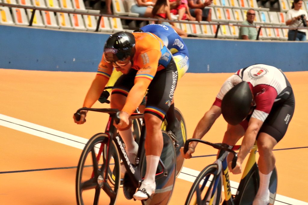 RFECiclismo's tweet photo. #CEPistaValencia22 | 🥇 Pepe Moreno se hace con el triunfo en Keirin tras un ajustadísimo final  🏆🇪🇸
🥈 Alejandro Martínez 
🥉 Itmar Esteban

@comunitatesport @fta_cv #comunitatesport https://t.co/FTTZ3tkrYt