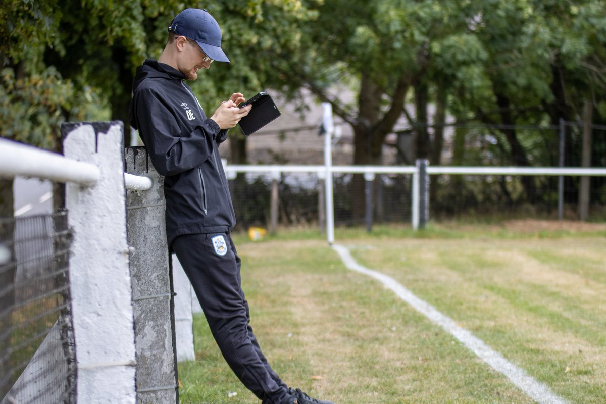 OliverEatonUK's tweet photo. 🤳 First game of the new season with @Marsden__FC, here's me in action trying to film, edit, post and create graphics. 😂
Great to meet with @MarkDParsons again and great photos as always.
#MarsdenFC #UTC https://t.co/3tdbO34L71