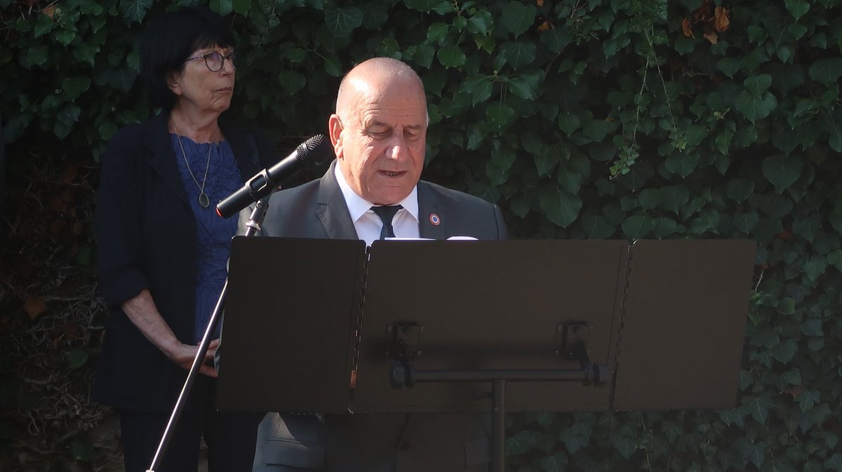 tarnetgaronne82's tweet photo. Ce matin, #MichelWeill commémore les 80ans des déportations juives à #Septfonds, en compagnie de Nadine Sinopoli, maire de la commune et conseillère départementale du @tarnetgaronne82, des vices-présidents José Gonzalez et Emmanuel Cros ainsi que de nombreux élus locaux. #mémoire https://t.co/dcdwbvY2ls