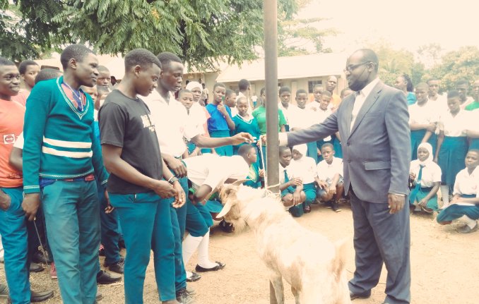 Kiwawu40's tweet photo. Talent development is key even in the simplest terms. Our dear HM, Mr. Ddungu Baker Kizito handing over a he got to the mighty senior ones of 2022 upon their win in the recent MDD interclass competitions. Developing a holistic citizen is a priority.#talentdevpt https://t.co/mZSRY9Tomo