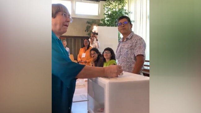Cooperativa's tweet photo. #PlebiscitoCooperativa Michelle Bachelet votó en Ginebra: "Si gana el Rechazo, las demandas de los chilenos no van a quedar satisfechas" https://t.co/YrWX7BIyIS https://t.co/JZZZYHNHDh