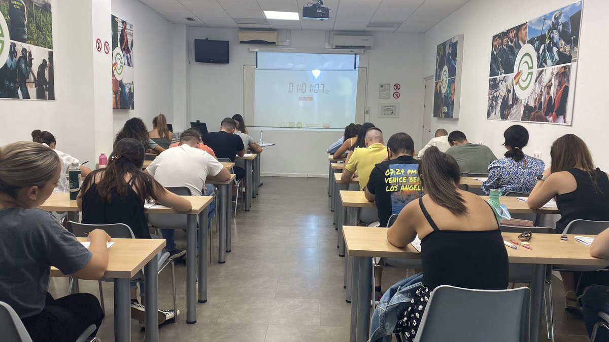 CEDEVEF1's tweet photo. Hoy se ha celebrado en Cedevef tanto en nuestra sede presencial como online el simulacro teórico. Alumnos y no alumnos de Cedevef poniendo a prueba todo el esfuerzo realizado, nervios a flor de piel, el tiempo corriendo… Nos contarán su experiencia❓🤨 https://t.co/nHmffUEGXc