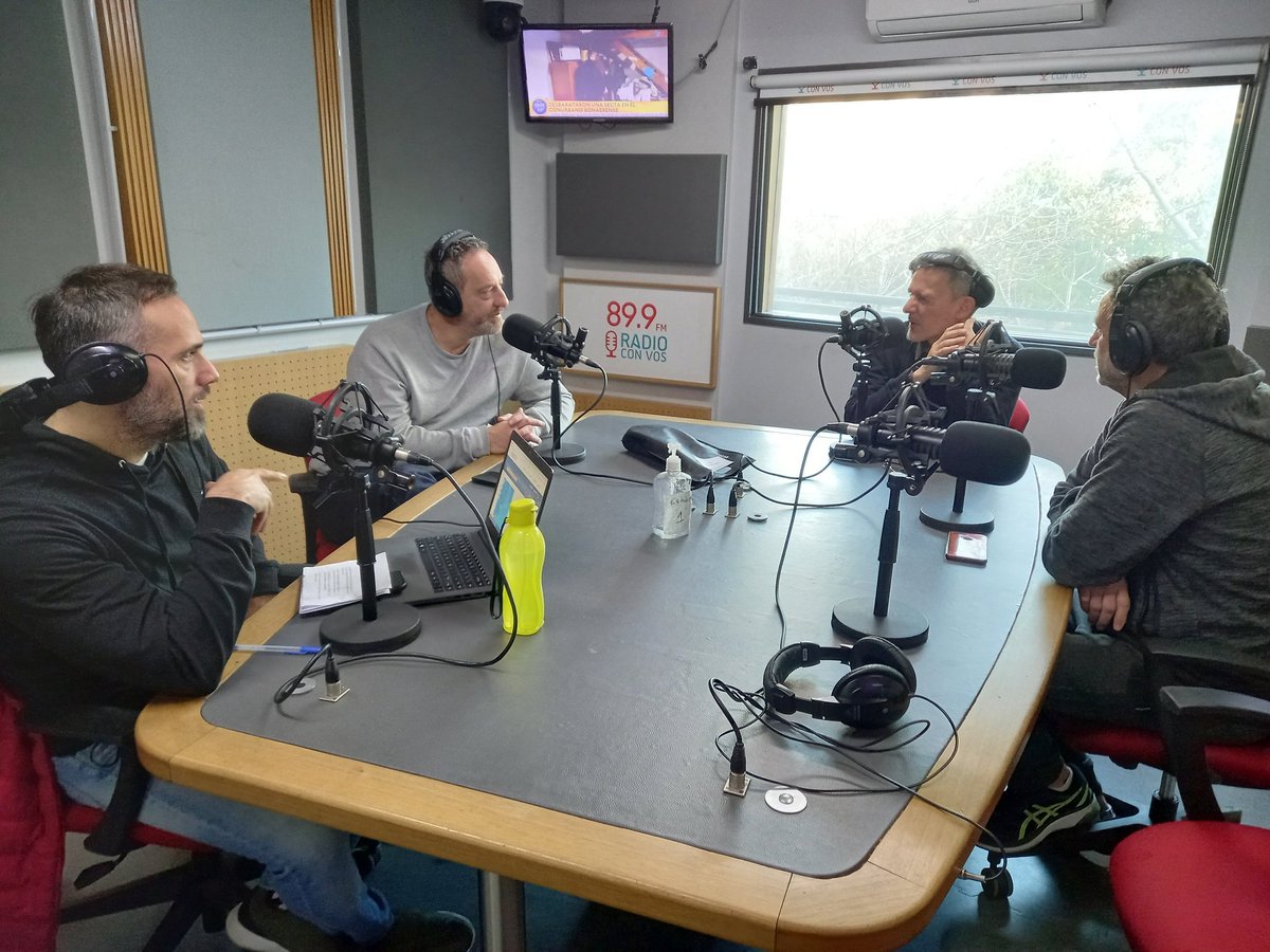 Spoilers899's tweet photo. #AIREEE 
Te acompañamos con el mate🧉hasta las 10
📻 @radioconvos899 
Con @danimalna 
@gbazzan 
@MThieberger @eze_navarro 
Detrás del vidrio las chicas @julibondi @diaz_evangelina https://t.co/9hh1d3Uhs4