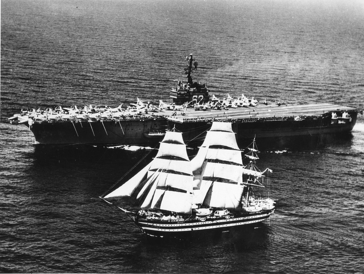 ItalianNavy's tweet photo. 60 anni dopo l'incontro con la USS Independence il 1 settembre la portaerei USS George H.W. Bush ha salutato così #naveVespucci:
"Amerigo Vespucci, after 60 years you’re still the most beautiful ship in the world”
#MarinaMilitare
#NoiSiamolaMarina @MinisteroDifesa @SM_Difesa https://t.co/0CrT65ebxg