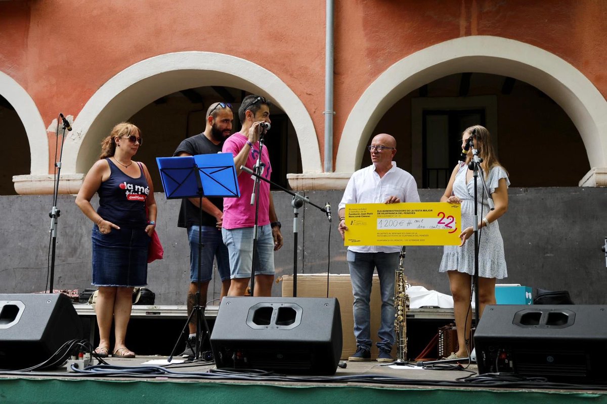 AmicsJoanpetit's tweet photo. Gràcies a les vilafranquines i vilafranquins s'han recaptat 1.200€ de la Festa Major dels Petits!
Gracies #Vilafranca per fer gran el Joan Petit!!
Forografies de Toni Galitó i Nebraska Produccions
#stickcontent ☺️ #stickcontenta #JoanPetitNensAmbCàncer
#JoanPetitVilafranca https://t.co/S5ZsJbRlp9