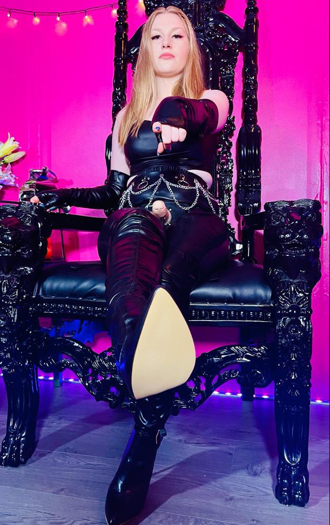 DominaFantasy's tweet photo. @LadeyLush 🖤🔥🏴󠁧󠁢󠁥󠁮󠁧󠁿

#goddess #leather #dominatrix #slave #latex #boots #bootworship #bdsmsubmissive #bondage #cbt #strapon #domina #cage #malechastity #leatherboots #pvc #latexgloves #worship #domination #humiliation #latexfetishmodel #findom #strapon https://t.co/zSfWeFndSL