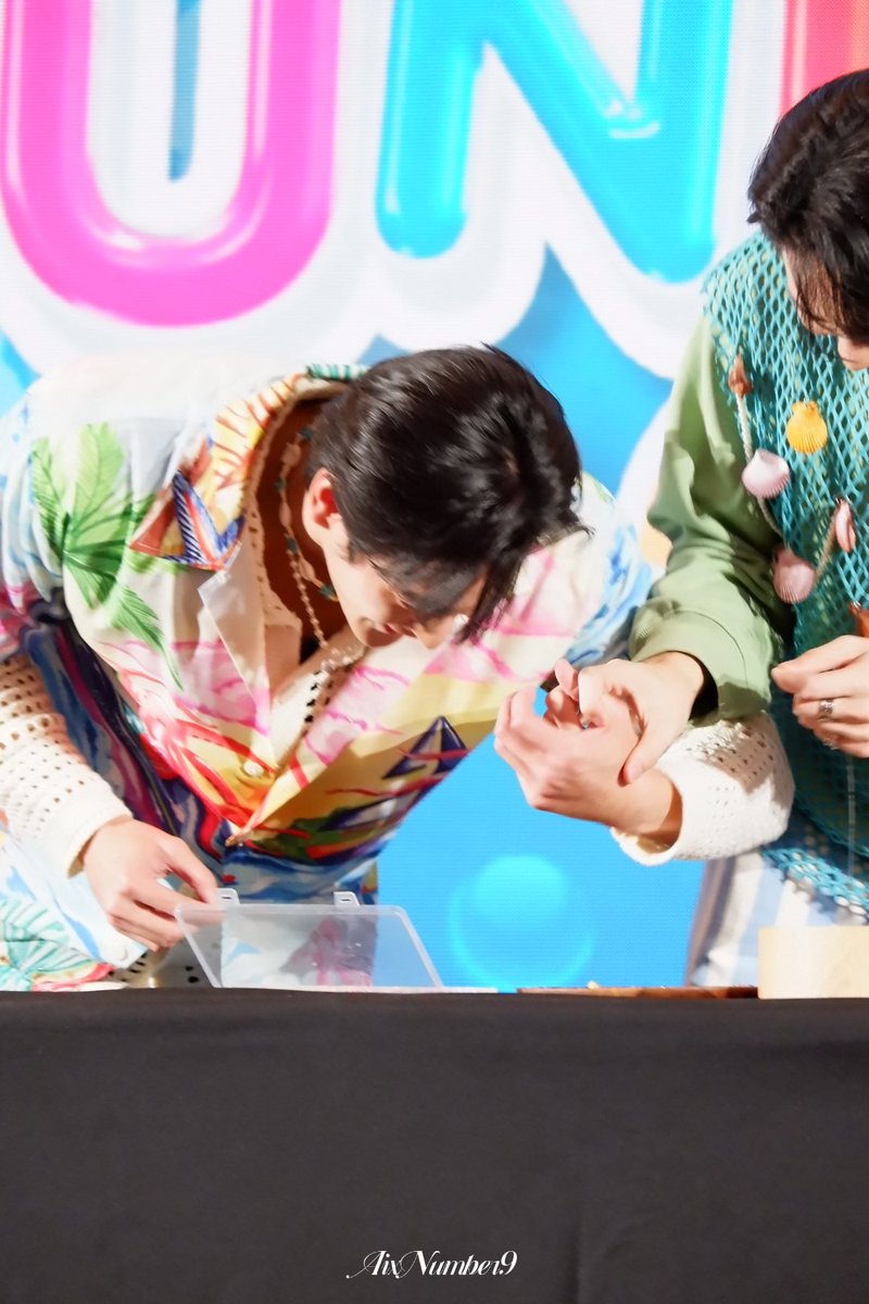 AixNumber9's tweet photo. อย่าแย่งกันนนนนน 🥹

#FunDomFanDay2xKaoUp
#Number_9th #Uppompat https://t.co/nYcB2inSfw