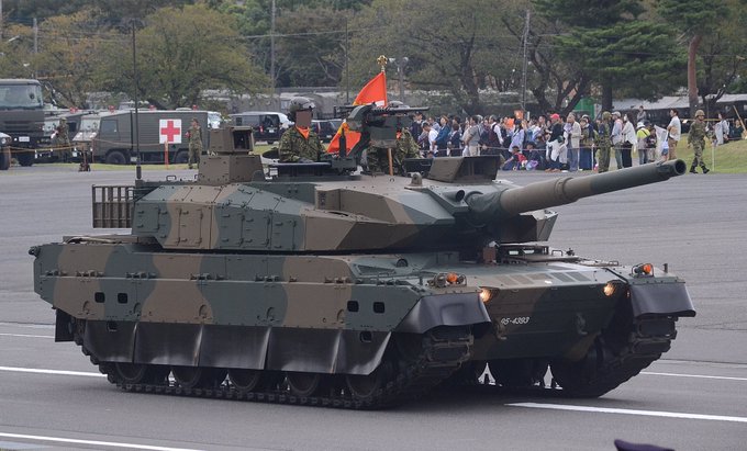 10式戦車 44tRX-78ガンダム 43.4tどんだけガンダム軽いんだよー 