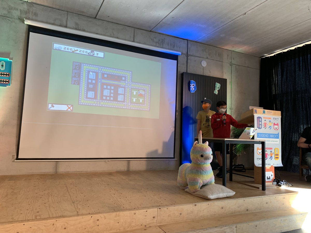 Weiter geht’s mit einem Spiel: Umwelt Tycoon ist eine City-Builder-App, bei der man darauf achten muss, nicht zu viel CO2 in die Atmosphäre zu entlassen. Dazu sollte man nicht zu viele Fabriken bauen!
#jugendhackt #jhhh22 #jhhh2022