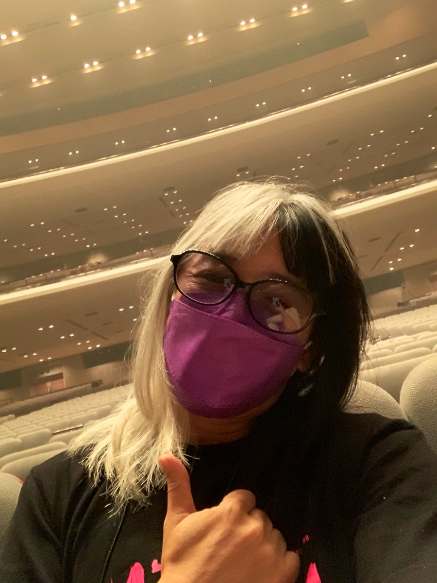 56makesmusic's tweet photo. 『YUKI concert tour “SOUNDS OF TWENTY” 2022』YUKIさんの20周年ツアーに、ギターとコーラスで参加しております。
https://t.co/c1Op0qQQdE

名古屋国際会議場センチュリーホール2日目も無事に終了です。
👍な吾郎さんのお写真を添えて。

次は福岡へ！

#YUKI #SOUNDSOFTWENTY
#大嶋吾郎【秘書】 https://t.co/qoI5FSRPPx
