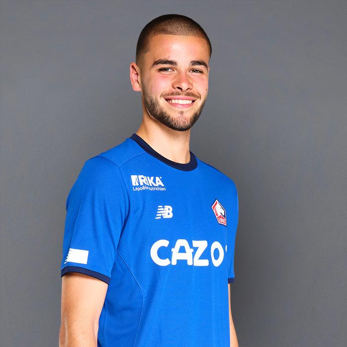 SuiveurLillois's tweet photo. C’est un enfant du coin, on le veut numéro 1, c’est Lucas Chevalier, c’est Lucas Chevalierrrr ! #MHSCLOSC https://t.co/lPaGLBtf1L