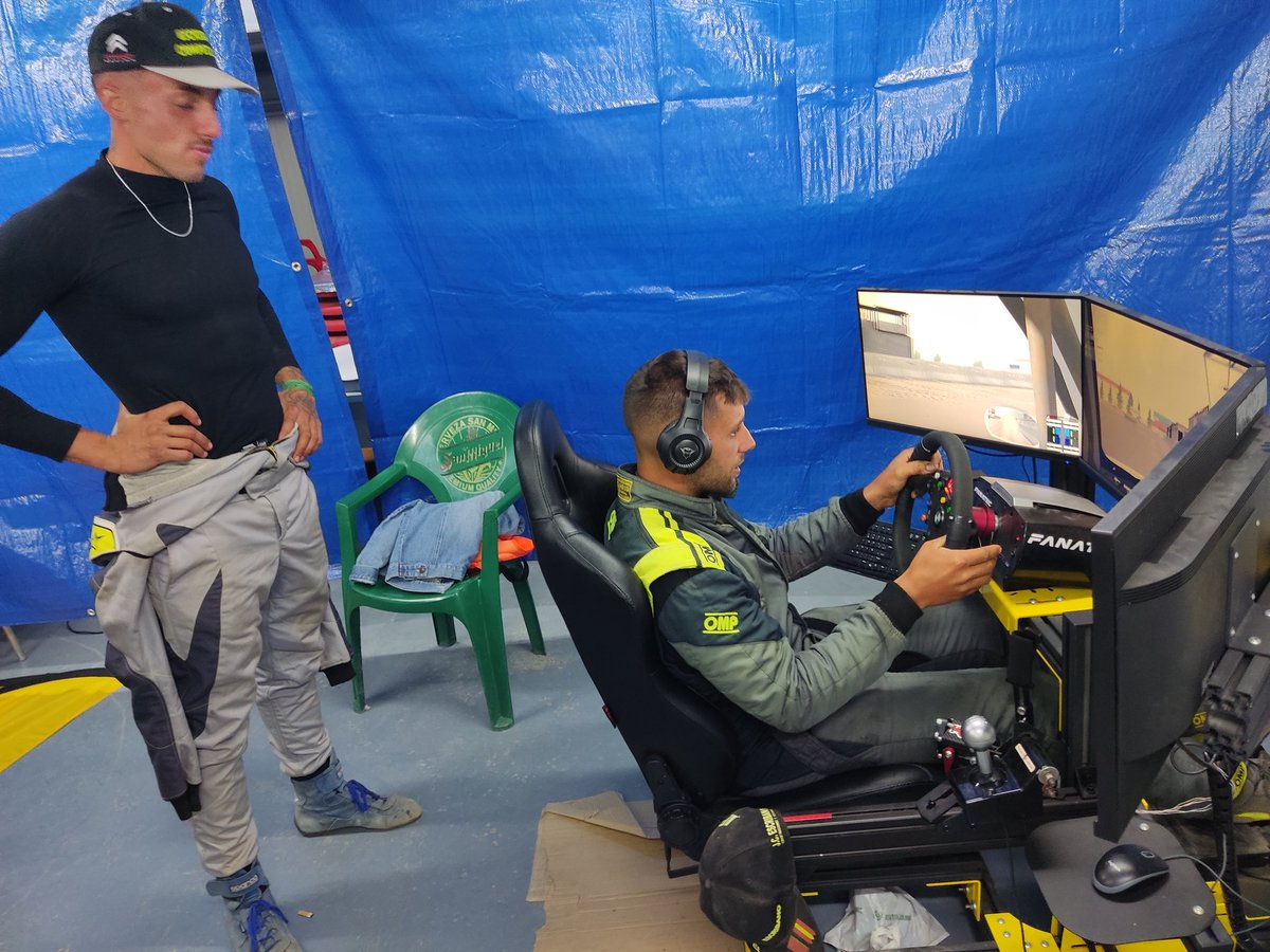De lo real a lo virtual en #autocross de #Miranda . Los hermanos Escribano ya han dejado sus tiempos en ambos lados. 🔥🔥🔥

4 simuladores con el circuito virtual gracias a <a href="/club_simracing/">Club Simracing</a> 

Colaboran : <a href="/dcsimracing/">Dcsimracing</a> <a href="/3DFactorySim/">3D Factory Simracing</a>