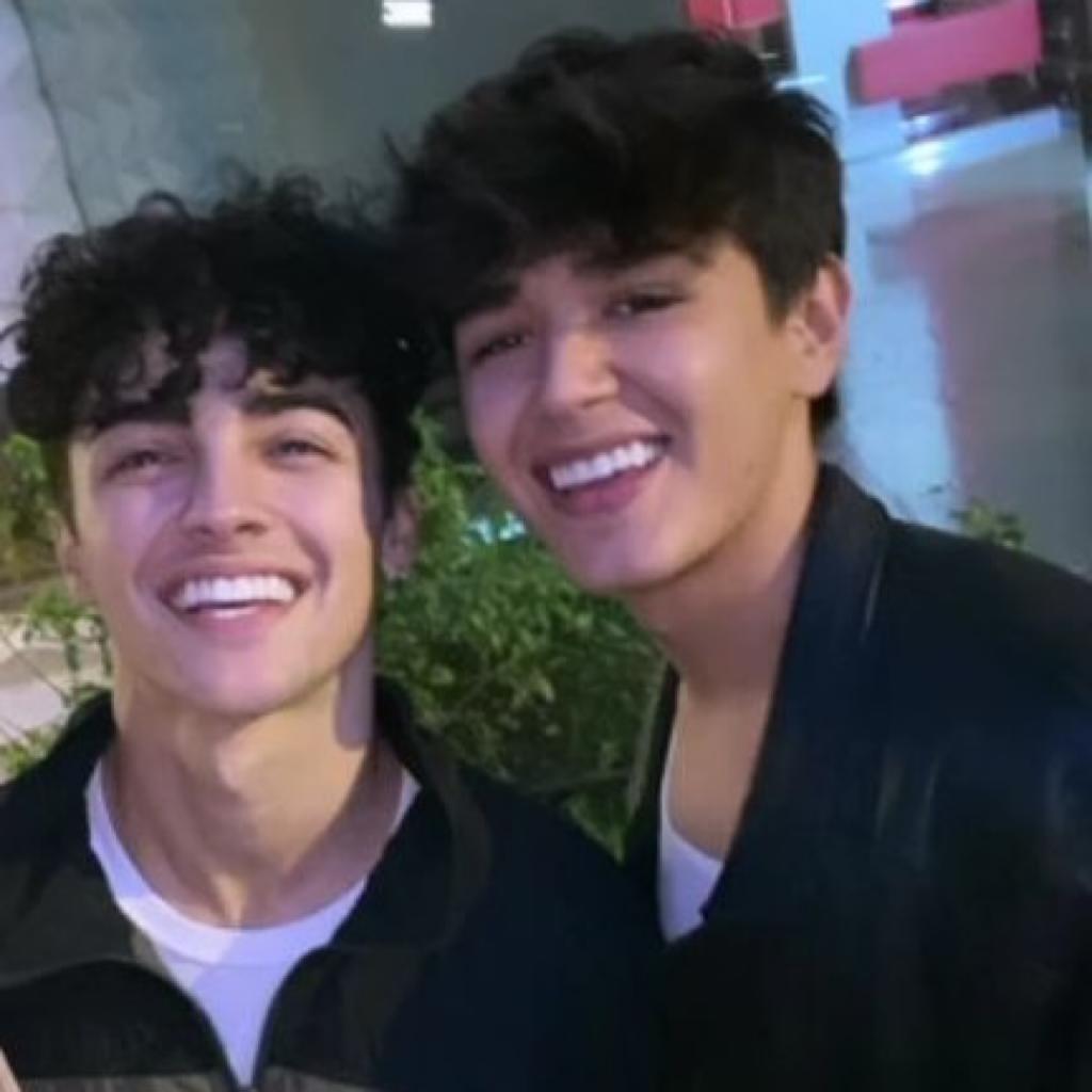 SirleyGonzlez4's tweet photo. Feliz domingo chicos que Dios llene sus vidas de bendiciones en este bello día. No dejen que nada ni nadie les quite esa felicidad y amor que se demuestran cada día 🤍🪐 @Saamuellopez @Osstev_ #SAMTEV https://t.co/2Qw8ESS5h3