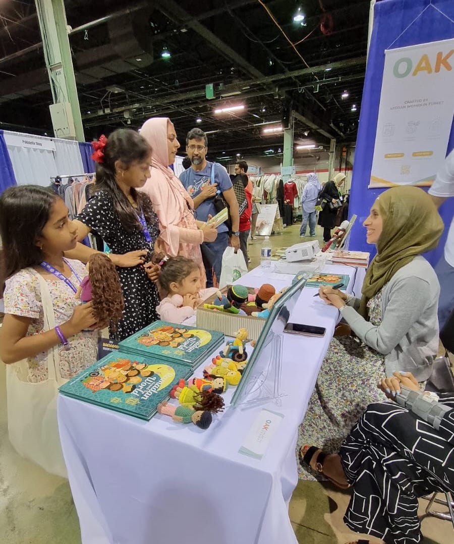 creative_oak's tweet image. Come and meet author @NdaaHassan at our booth #432 between 12:00-13:00 📚

We brought our best-selling Ramadan Around the World and Sitti's Olive Trees products to the #ISNA59. This is a great time to grab these timeless products and get personalized messages from Ndaa!