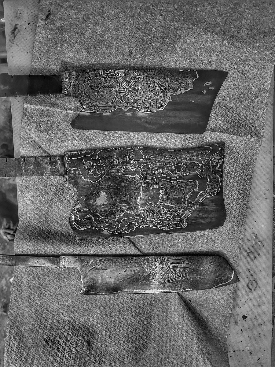 Bespokeknives's tweet image. Progress on this set. Knife, cleaver and nakiri on steroids. 80crv2 cores, nickel and Damascus jacket. Handles next 👍🤙💪
#irishchef #chef #culinarytools #chefknife #truecooks #irish #knifemaking #bladesmith #cleaver