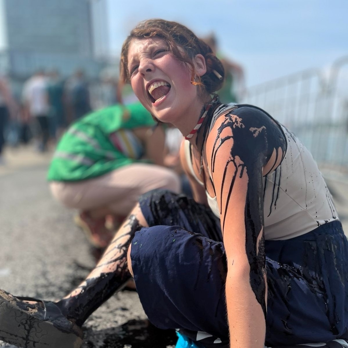 Rebellen van @XRrotterdam bezetten de Wereld Haven Dagen! Veertig rebellen verstoren de festiviteiten op de Wilhelminakade. Maar liefst 20% van de Nederlandse uitstoot wordt door Rotterdam veroorzaakt, waarvan 88% door de Rotterdamse haven. [1/2]