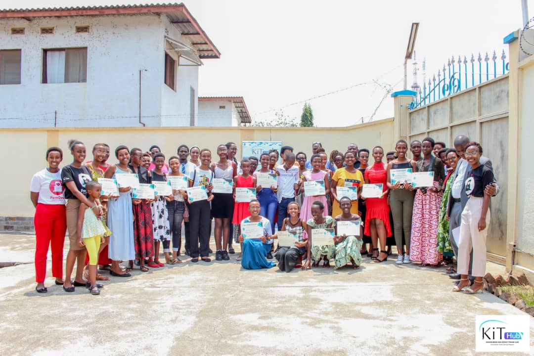 MagazineJimbere's tweet photo. 👩🏾💻 @KithubNews via son programme #FemDev (#Femme développeuse) procédait ce 03/09/2022 à la remise des certificats aux #jeunes #filles âgées de 11-18 ans ayant suivi une formation (1 mois) en #Informatique, intelligence artificielle, soft skills, scratch programming...
#Burundi https://t.co/UpEyUpFc4C