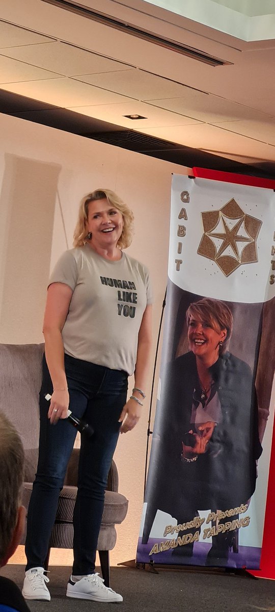 Jenniesapetal's tweet photo. The ever glorious @amandatapping repping in her @androgynous_fox tee 😍
#HumanLikeYou #Ally https://t.co/xKceKQQij2