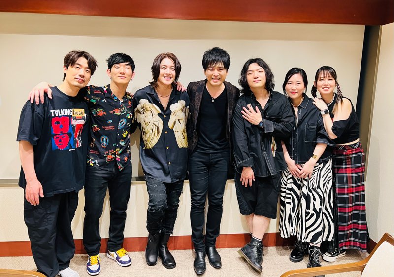 kotaro_oshio's tweet photo. キム・ヒョンジュンさんのコンサートに行ってきました。
日本での久しぶりでの演奏に1音1音魂のこもった、愛情溢れるコンサートでした。今日は特別に押尾コータロ���の話もしてくれて、サプライズな演奏も。号泣しました。
舞台もとても美しく、バンドサウンドも熱い演奏でした。 https://t.co/ZqCxrxPkVd