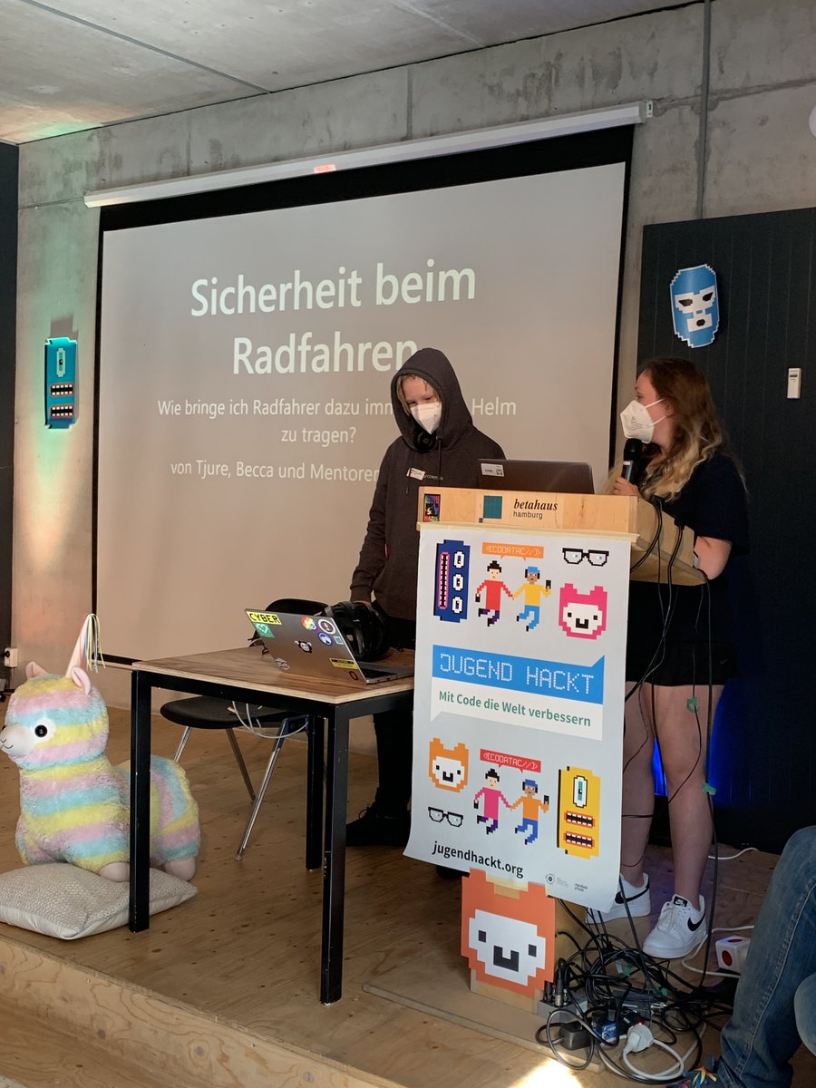 Die Gruppe „Sicherheit beim Radfahren“ will Menschen dazu bewegen, einen Helm zu tragen. Ihre Idee: Der Helm warnt mit Licht und Sound, wenn man ihn vergisst. Darin steckt ein entsprechend programmierter Arduino, die Halterung ist 3D-gedruckt. #jugendhackt #jhhh22 #jhhh2022