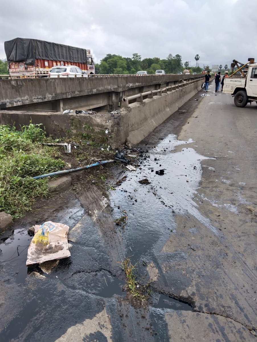 ss_suryawanshi's tweet photo. Cyrus Mistry's Mercedes MH- 47-AB- 6705 rammed to divider of the Surya river Bridge at Palghar. Mistry and other one person got killed in this fatal road accident. Police probing the accident if any foul play. @NewIndianXpress @TheMornStandard @santwana99 https://t.co/DgyExROyGA