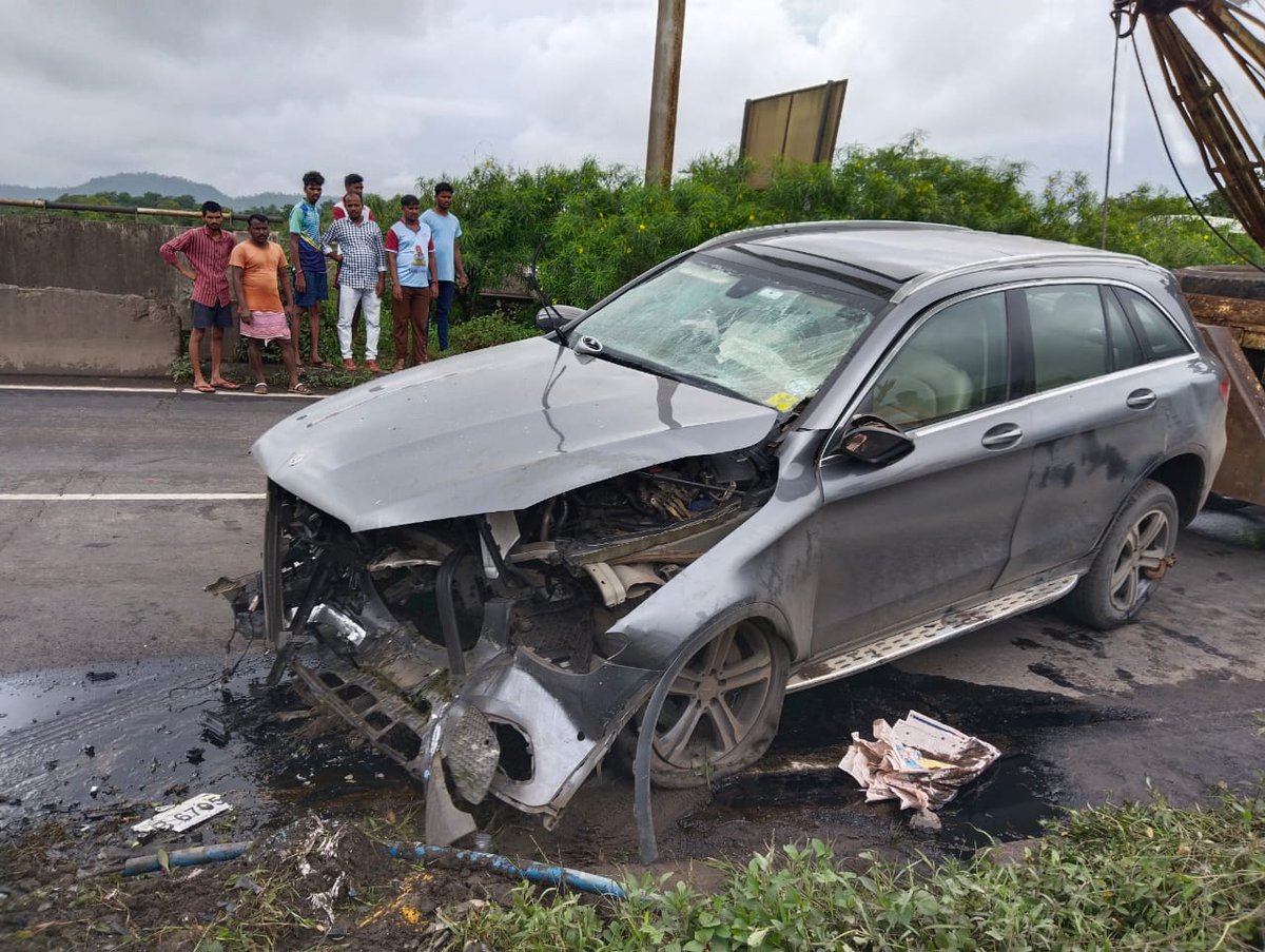 ss_suryawanshi's tweet photo. Cyrus Mistry's Mercedes MH- 47-AB- 6705 rammed to divider of the Surya river Bridge at Palghar. Mistry and other one person got killed in this fatal road accident. Police probing the accident if any foul play. @NewIndianXpress @TheMornStandard @santwana99 https://t.co/DgyExROyGA