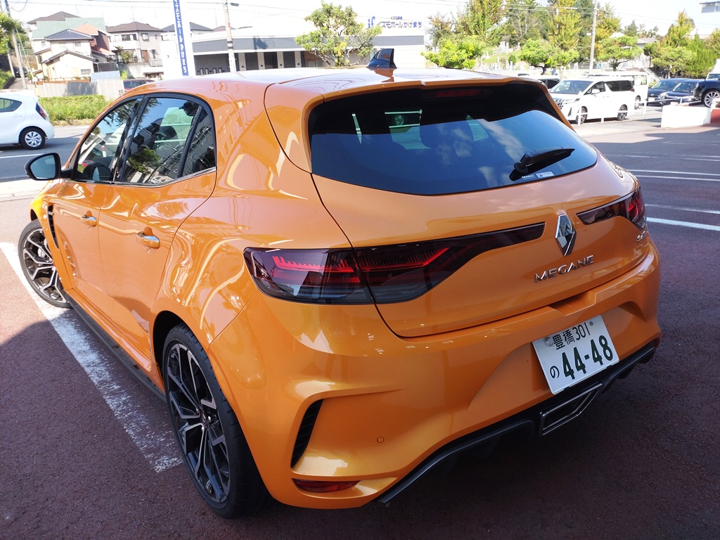 renault_okazaki's tweet photo. 【月火定休日】今週もご来店多謝！日曜午後は大入りで帰ってしまった方も･･･😭
てなとこで9月カレンダー。明日明後日は定休日。ミニカーはお客様に頂いた日本未発売コレオス2！現車見た事ない。
あ、9/10(土)は久々メガーヌR.S.EDC試乗車借りてきます。ご予約お待ちしてます！ではまた水曜に🇫🇷 https://t.co/bRSo0otkGW