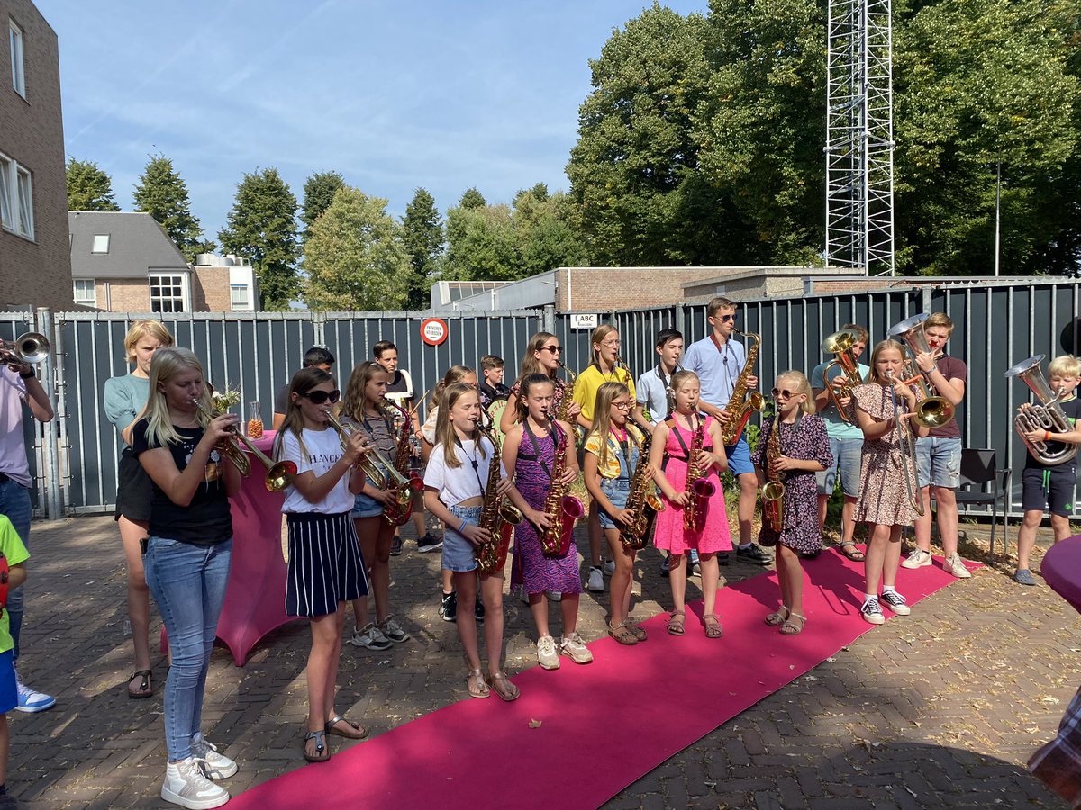 Vanochtend het nieuwe clubhuis van ‘t Spul(t) geopend. 

Mooi om te horen dat zelfs in coronatijd het jeugdorkest is gegroeid. 

<a href="/tspult/">Dweilorkest t'Spult</a> #Zutphen