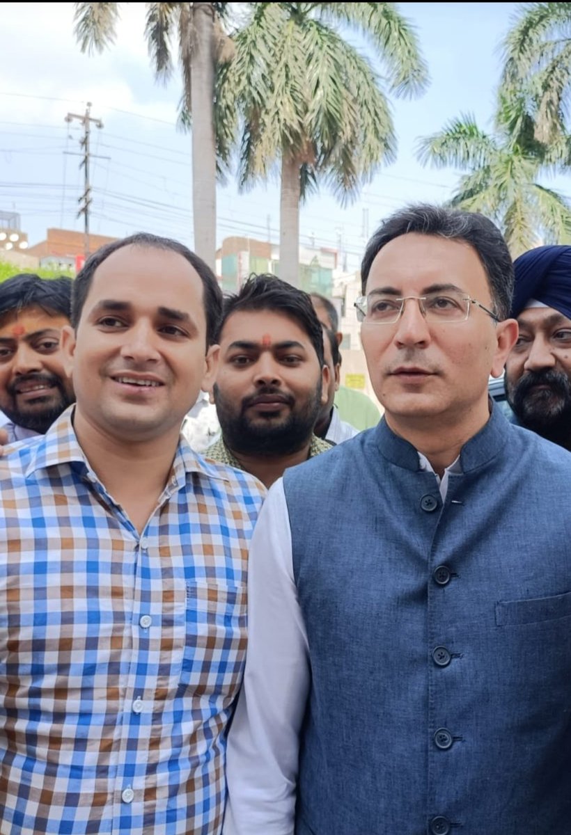 bcpbareilly's tweet photo. आज संरक्षक महोदय श्री @JitinPrasada जी के बरेली आगमन पर जिलाअध्यक्ष @BrahamSamvad बरेली और युवा जिला अध्यक्ष श्री आशीष मिश्रा जी के साथ उनका स्वागत करने का अवसर प्राप्त हुआ l 
 इस अवसर पर bcp बरेली की समस्त टीम भी मौजूद रही l 
@ashishpandit099 
@viswadeep12345 
@BCPSULTANPUR https://t.co/RvfHNE1WYX