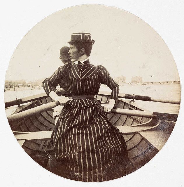 PublicDomainRev's tweet photo. #OnThisDay in 1888, George Eastman patents the very first roll film camera and registers @Kodak as a trademark. It revolutionised photography, making it truly portable. The first Kodak cameras produced circular snapshots, only 2.5 inches in diameter: https://t.co/imve0pAXnY #OTD https://t.co/WlheGs7DtX