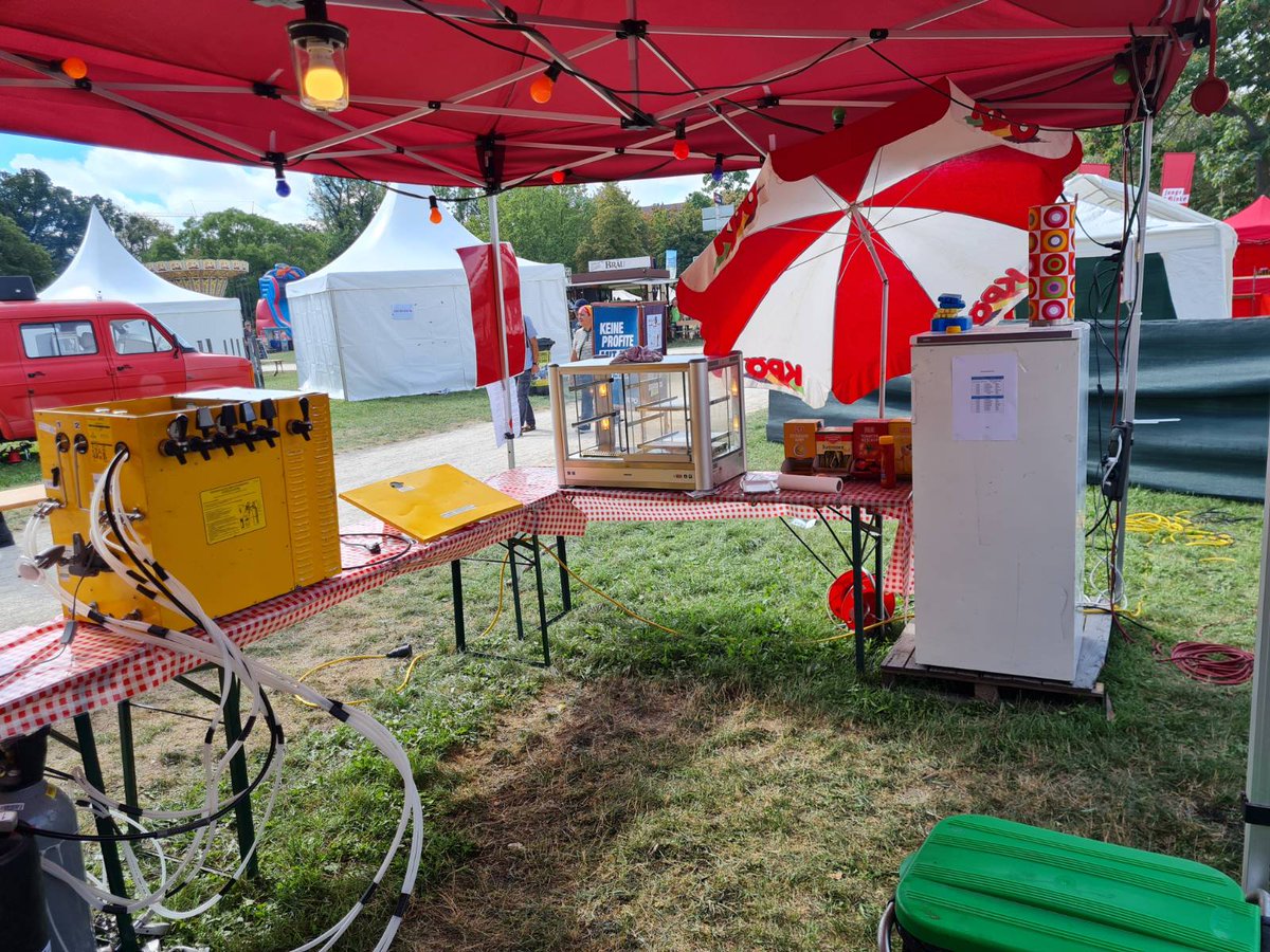 Unser Stand wurde heute Nacht von Vandalen verwüstet. Aber kein Problem steht schon wieder alles. Kommt vorbei und trinkt Pedacola oder Most. Dazu gibt's Leberkäse und veganens Schmalz. #Volksstimmefest #vsf #Solidaritaet