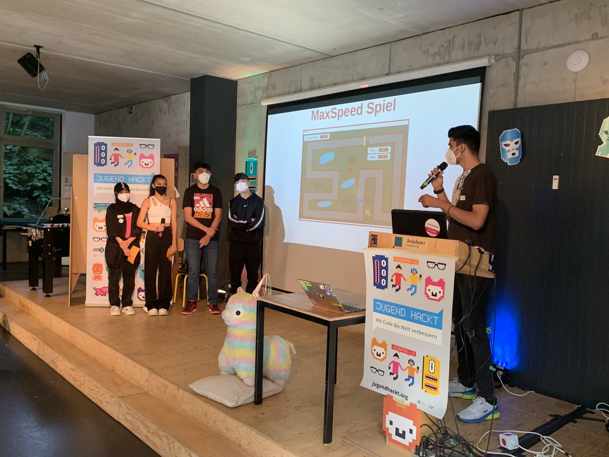 Das „DarkTeam“ hat mit Scratch gleich zwei Spiele programmiert: Ein klassisches Autorennspiel für zwei Personen sowie „Try not to die“, in dem man eine Fledermaus steuert und im Wald überleben muss. #jugendhackt #jhhh22 #jhhh2022